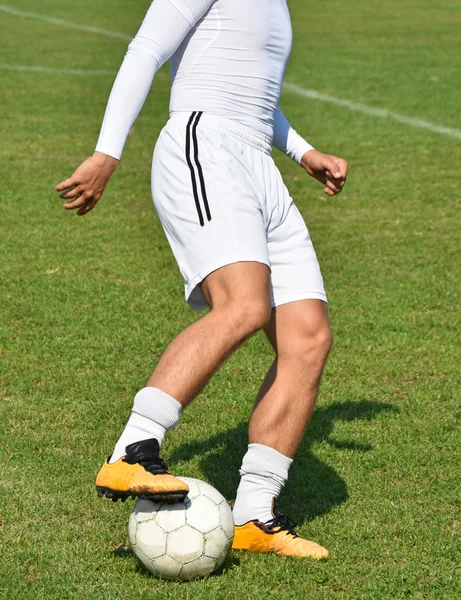 Joueur de football avec un ballon — Photo