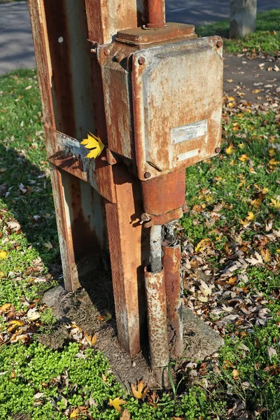 Antiguo Poste Electricidad Oxidado Aire Libre — Foto de Stock