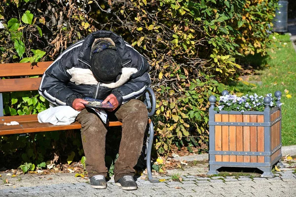 Homeless Man Sits Park Bench — Stock Photo, Image