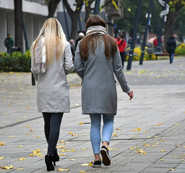 Las Mujeres Jóvenes Están Caminando Calle Ciudad Otoño —  Fotos de Stock