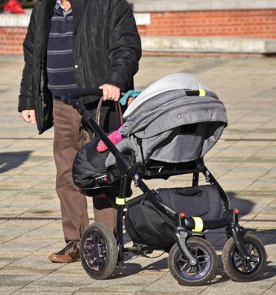 Homem Com Uma Carruagem Bebê Rua — Fotografia de Stock