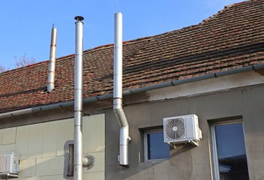 Eski bir evin metal duman yığınları