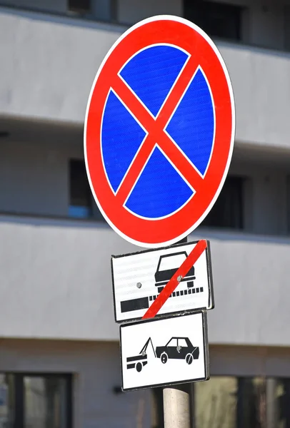 Non Fermarsi Cartello Stradale Città — Foto Stock
