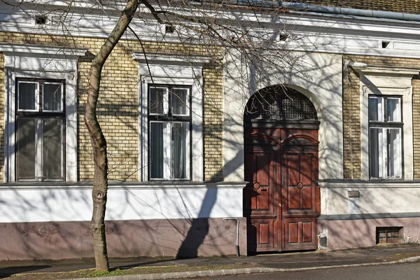 Oud Huis Met Schaduw Van Een Boom Winter — Stockfoto