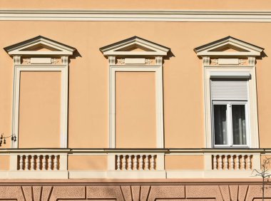 Bir binanın kör pencereleri