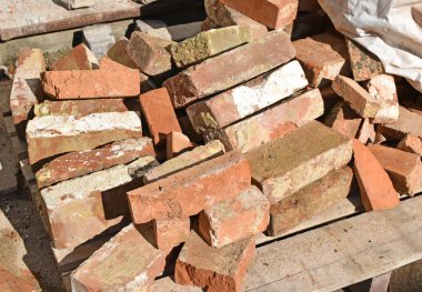 Yıkılan bir binadan bir yığın tuğla.