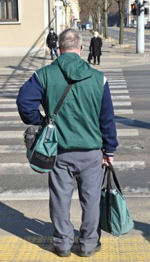 Yoldan karşıya geçen postacı.