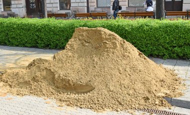 Şehir sokaklarında kum yığını