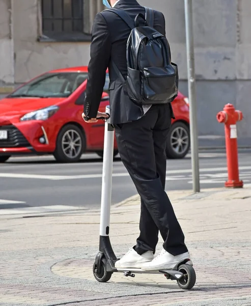 Ung Man Med Elektrisk Rulle Vägen — Stockfoto