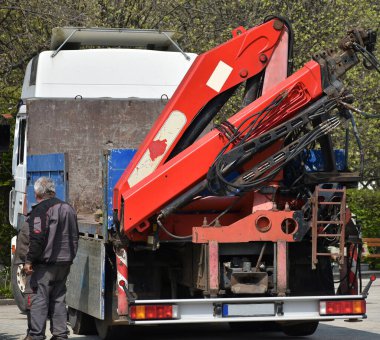 Kamyonun arka tarafında seyyar vinç var.