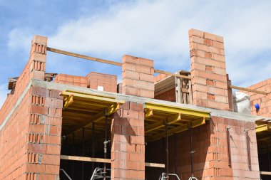 Yeni bir apartmanın tuğla duvarı