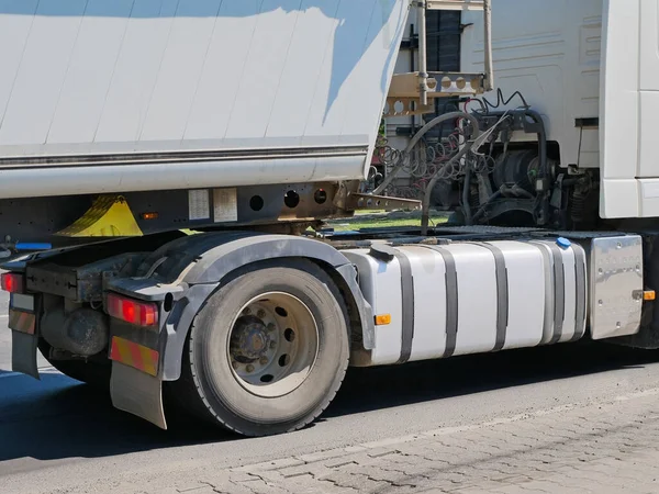 トラックの燃料タンクとタイヤ — ストック写真