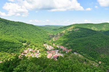 Macaristan 'ın Szarvasko köyü ve Bukk dağlarının manzarası