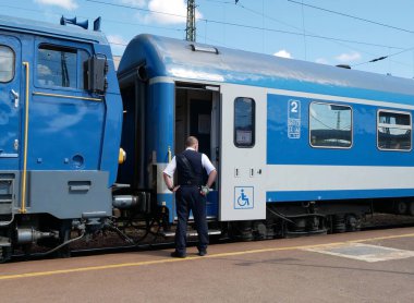 İstasyondaki yolcu treni
