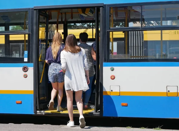 Unga Kvinnor Kliver Bussen — Stockfoto