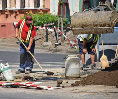 İşçiler yol inşaatında çalışıyor.