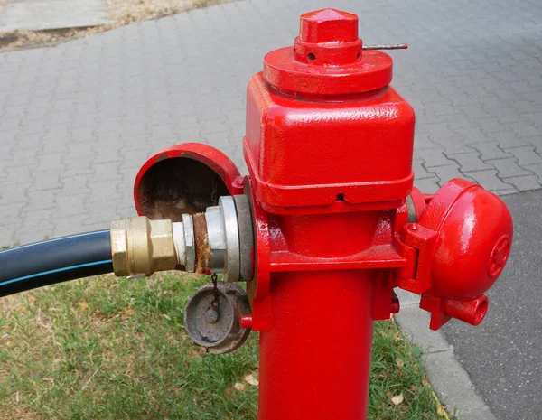 Czerwony Hydrant Przeciwpożarowy Ulicy — Zdjęcie stockowe