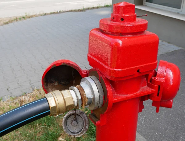 Czerwony Hydrant Przeciwpożarowy Ulicy — Zdjęcie stockowe
