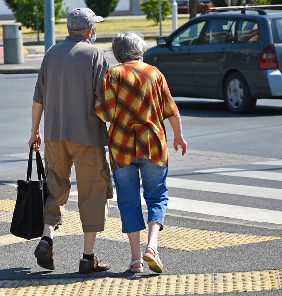 Vieux Couple Marcher Sur Passage Niveau Piéton — Photo