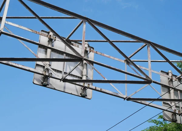 Baksidan Trafikskylt Ovanför Vägen — Stockfoto