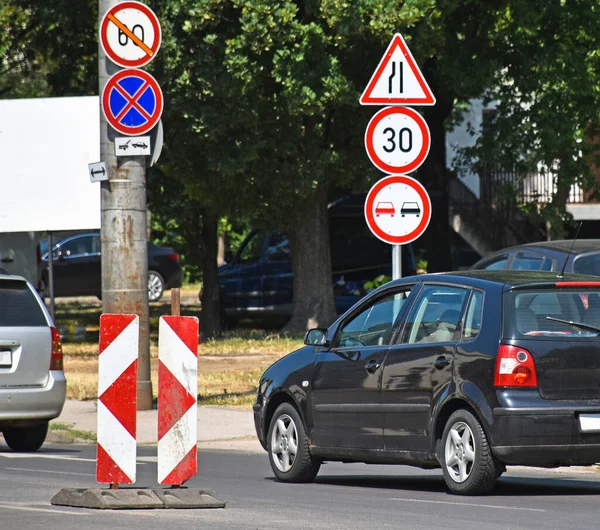 Otomobiller Yol Yapımında Bariyerde — Stok fotoğraf