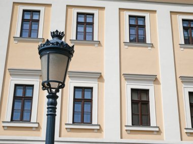 Debrecen şehrindeki Reform Koleji 'nin önündeki eski tarz sokak lambası