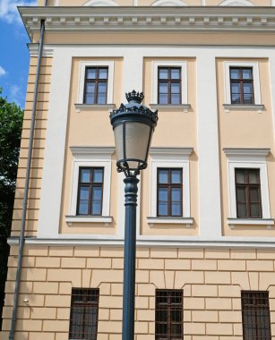 Macaristan 'ın Debrecen şehrindeki Reform Koleji' nin önündeki eski tarz sokak lambası
