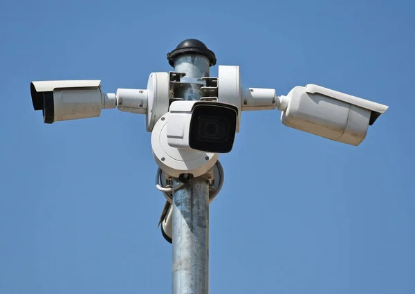 Cámaras Seguridad Poste Metal Contra Cielo —  Fotos de Stock