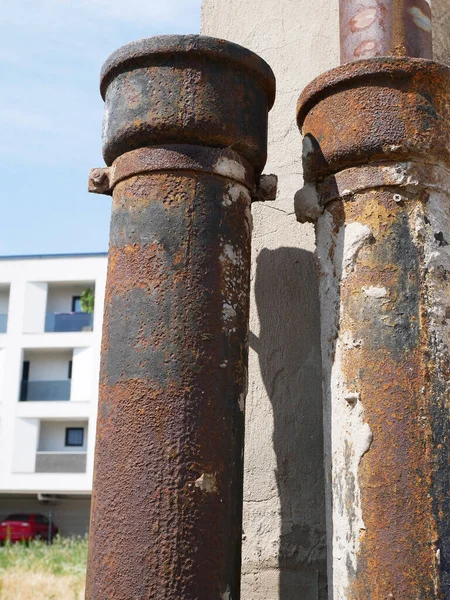 Rusty Arruinado Aleros Tuberías Viejo Edificio —  Fotos de Stock