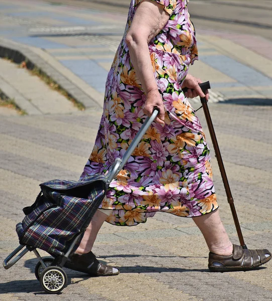 Sokakta Elinde Alışveriş Arabası Olan Yaşlı Bir Kadın — Stok fotoğraf