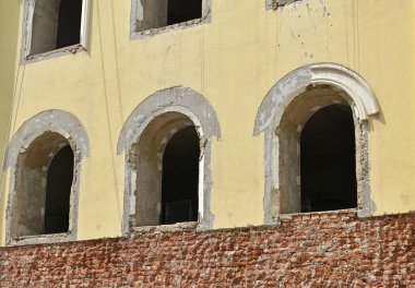 Eski bir tuğla binanın restorasyonu