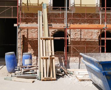 Şehirdeki eski bir binanın restorasyonu