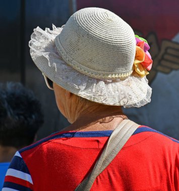 Şık şapkalı kıdemli kadın.