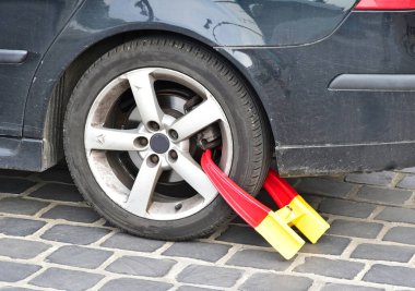 Bir arabanın tekerlek kıskacı.