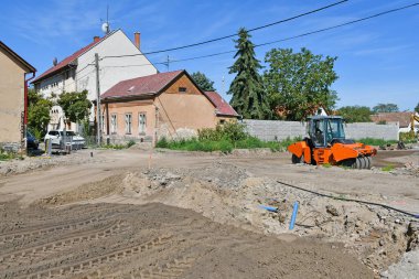 İnşaat alanında yol silindiri.