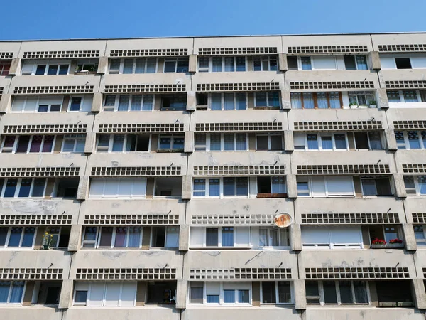 Şehirdeki eski apartman.