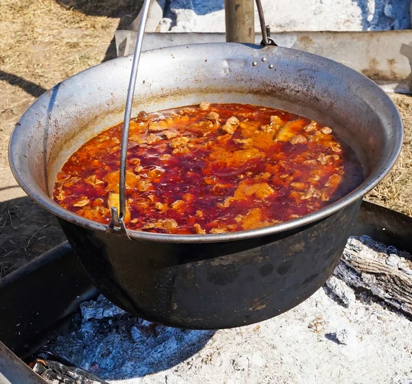 Gulaş açık pişirme — Stok fotoğraf