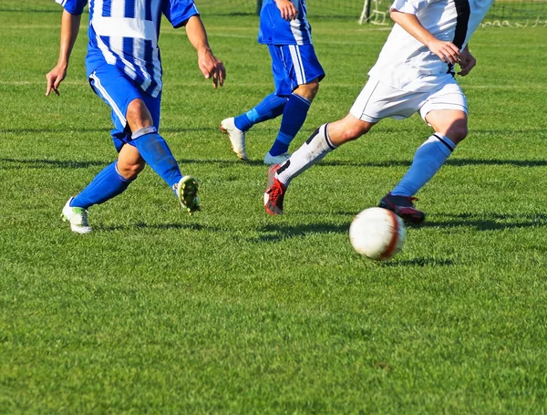 Jogar futebol — Fotografia de Stock