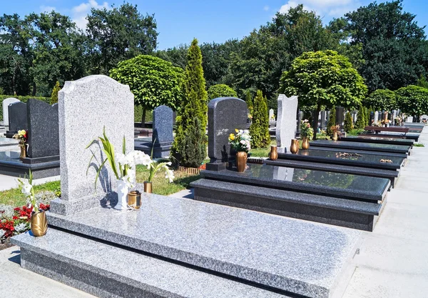 Mezarlıkta mezar taşları