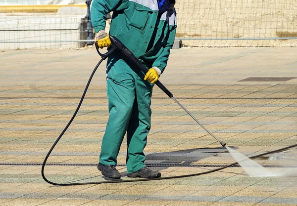 Sokağın bir buharlı temizleyici ile Temizleme