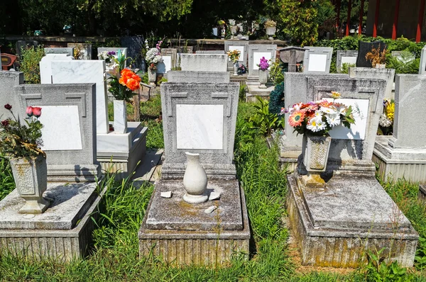 Lápides antigas no cemitério — Fotografia de Stock