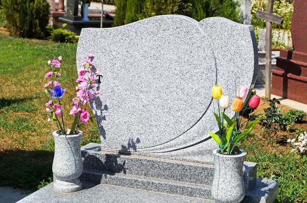 Pedra tumular no cemitério — Fotografia de Stock