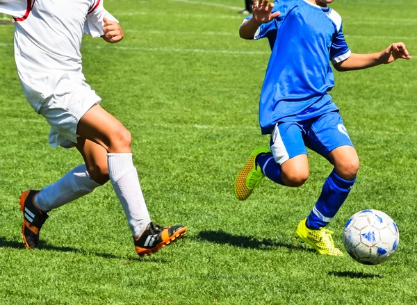 Çocuklar futbol oynayan — Stok fotoğraf