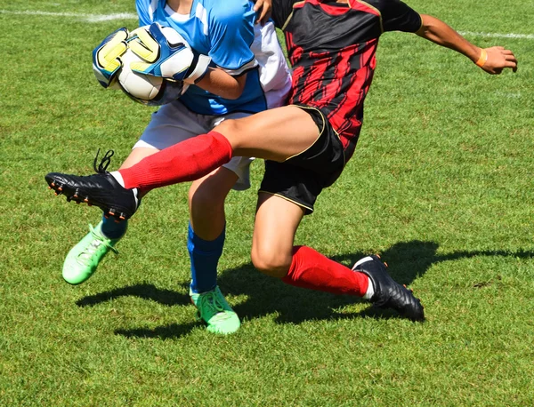 Kinderen zijn te voetballen — Stockfoto