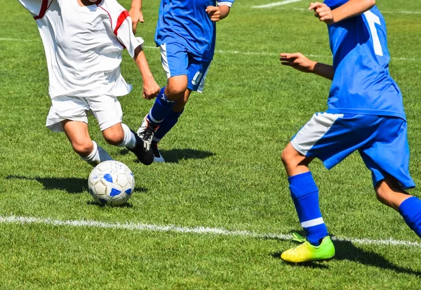 As crianças estão jogando futebol — Fotografia de Stock