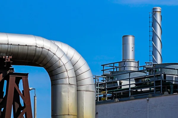 Tuberías y pilas de humo de la central eléctrica — Foto de Stock