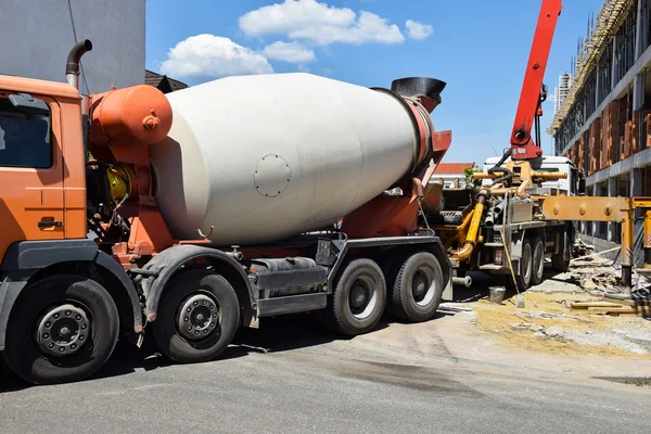 Cement mixer truck na budowie — Zdjęcie stockowe