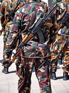 Ordu asker makineli tüfek ile