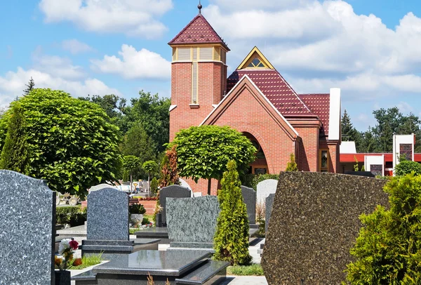 Pedras tumulares e uma capela no cemitério — Fotografia de Stock