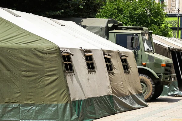 Большая военная палатка и военный грузовик — стоковое фото